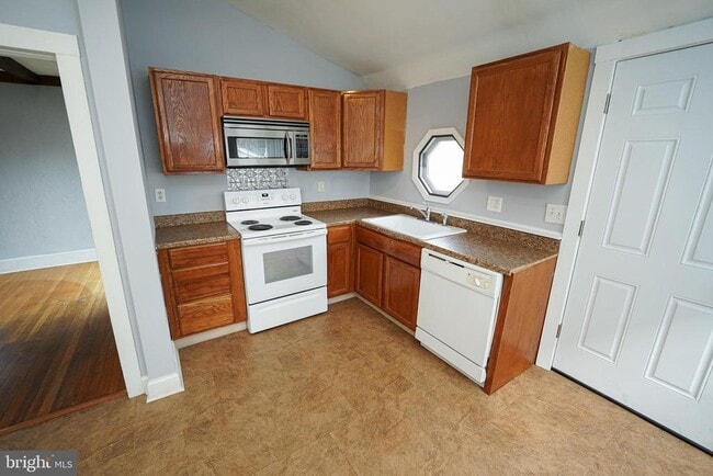 Building Photo - 605 Oak Hill Ave