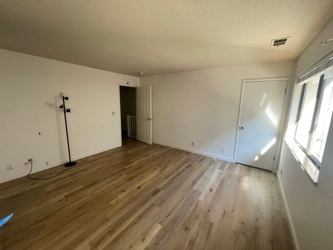 Building Photo - Beautifully Updated 3-Bedroom Condo in Pri...