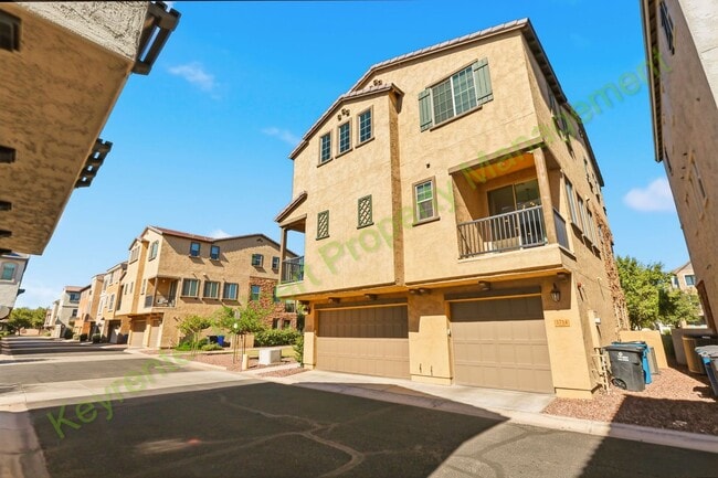 Building Photo - Modern Gilbert Lakeview Townhome in The La...