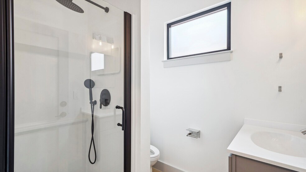 Building Photo - 1710 N Robertson St