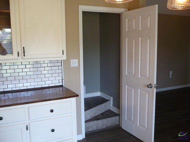 Building Photo - 213 Loxley Dr