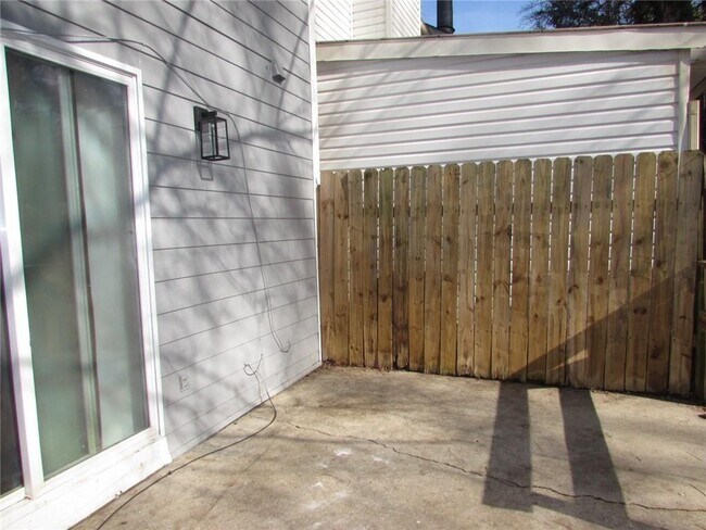 Building Photo - 1716 Twin Brooks Dr SE