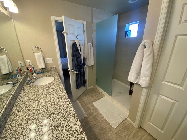 Building Photo - 4 Bed 4 Bathroom Home in Banning Lewis With Fished Basement!!