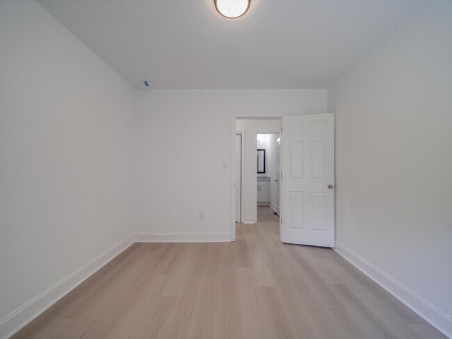 Building Photo - Beautifully Remodeled 3-bedroom, 2 bath house