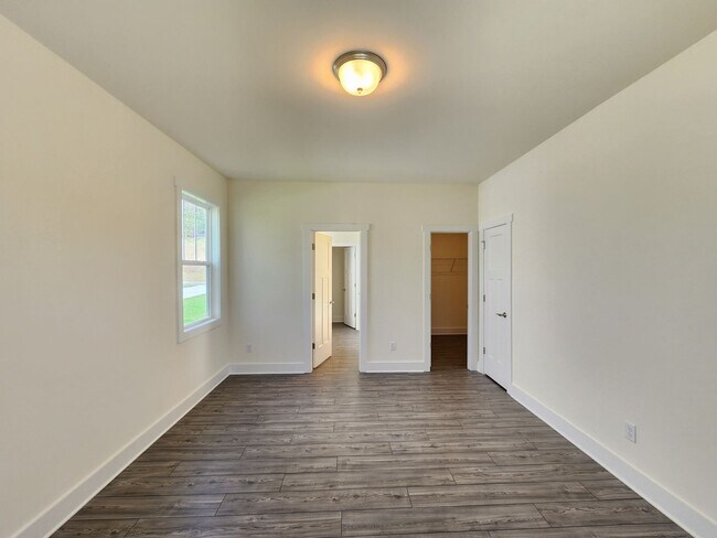 Building Photo - Black Mountain Rental!