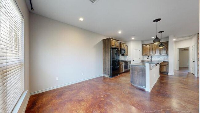 Building Photo - 3 bed 2 bath home with 2 car garage!