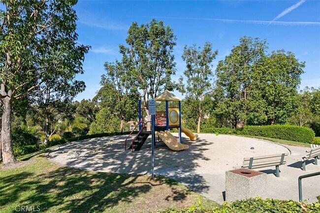 Building Photo - 5 Silver Glade Dr