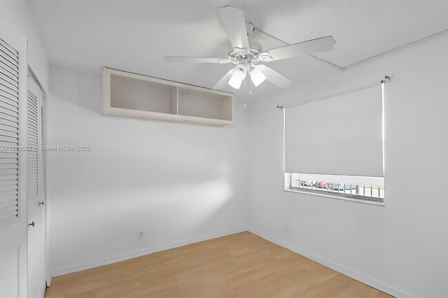 Building Photo - 10167 Twin Lakes Dr