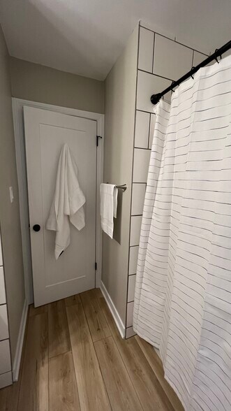 bathroom - 4835 Hull St