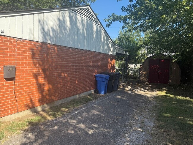 Building Photo - 1109 Birch Dr