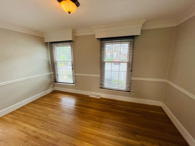 Building Photo - Spacious end of group THS with basement & ...