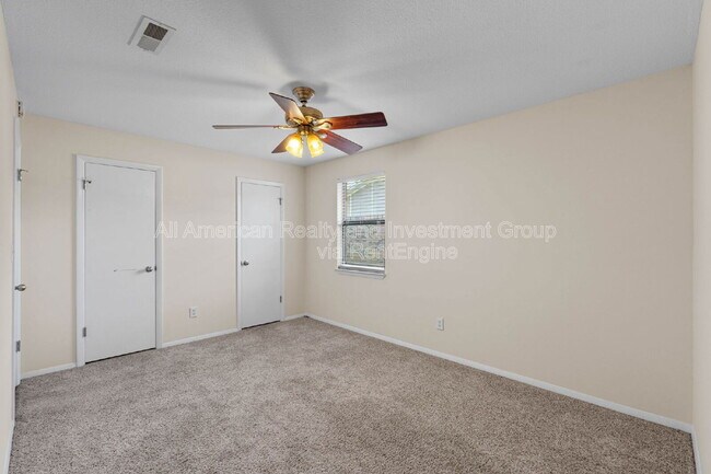 Building Photo - 137 Deville Dr