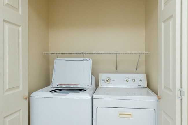 Building Photo - Spacious 3-Bedroom Townhome with Garage in a Prime Harrisonburg Location!