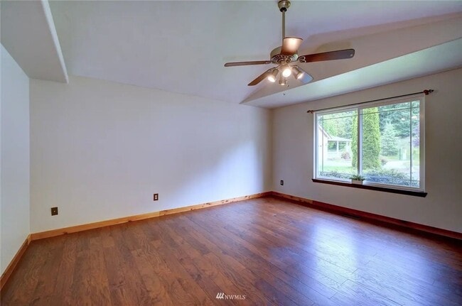 Building Photo - Spacious Single Level 3bd 2.75bath available Dec. 9th
