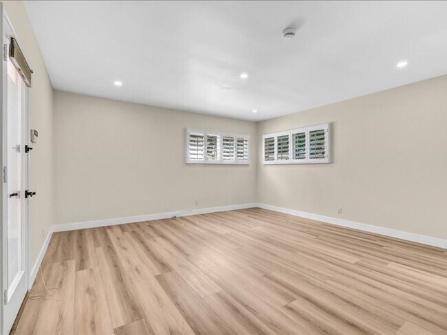 Building Photo - Welcome to this charming 3-bedroom, 2-bath...