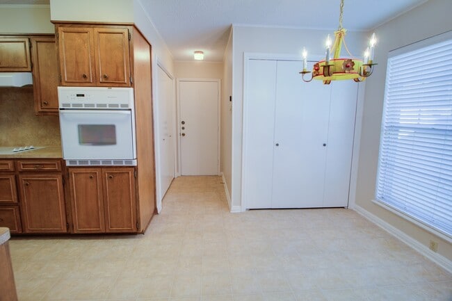 Building Photo - Windmill Hill Patio Home