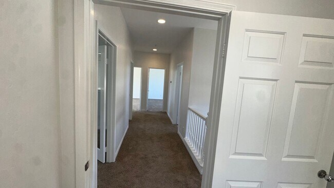 Building Photo - 3 bedroom East Side Costa Mesa Townhome