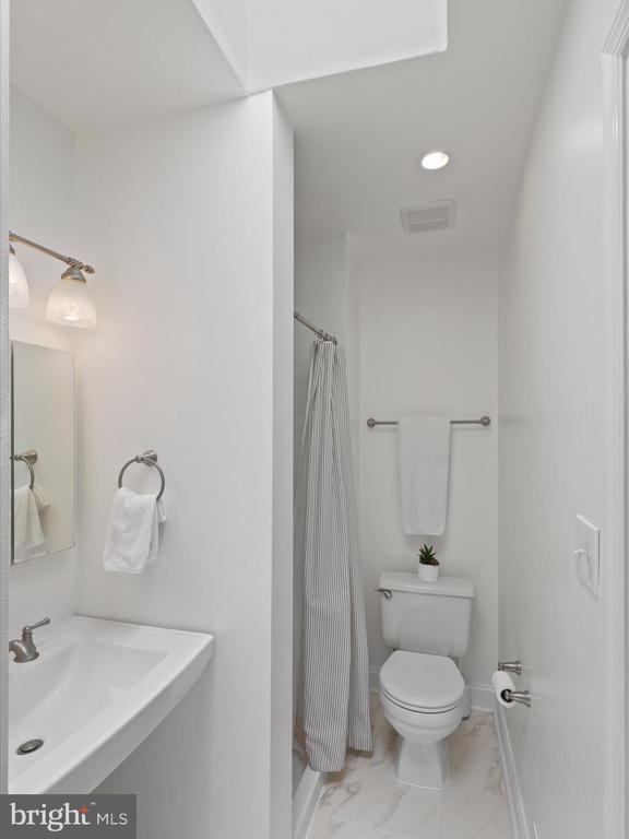 Building Photo - 811 Gibbon St