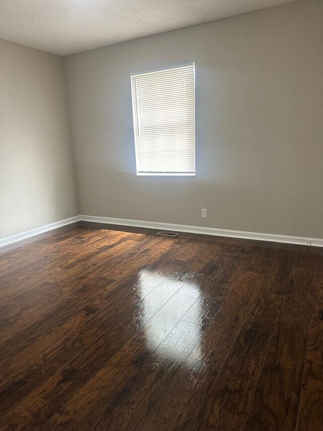 Building Photo - Large two-story colonial style home, Antioch