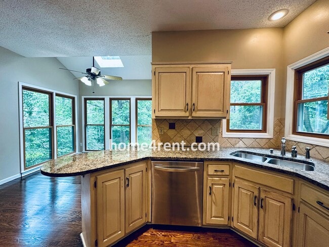 Building Photo - Blue Valley Schools, Granite Counters, Fin...