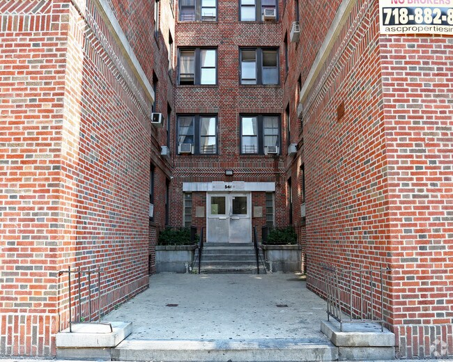 Building Photo - 541 Isham St