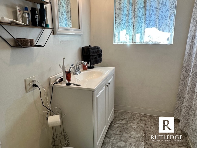 Building Photo - Charming 2 Bed/1 Bath Duplex with Garage –...