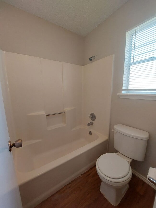 Building Photo - Northwest Crossing~2 Bedroom 2 Bath Single...