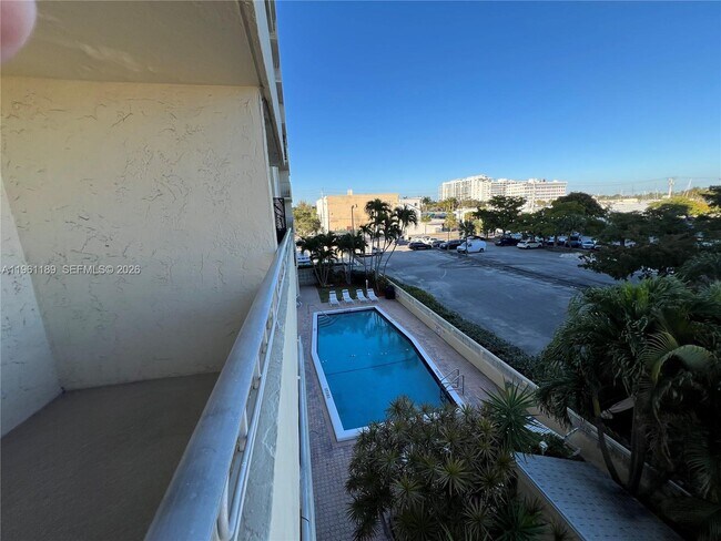 Building Photo - 900 NE 18th Ave