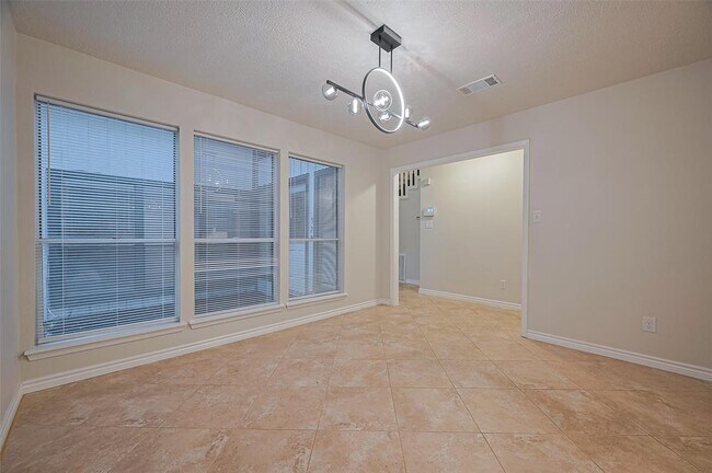 Building Photo - 520 S Rivershire Dr