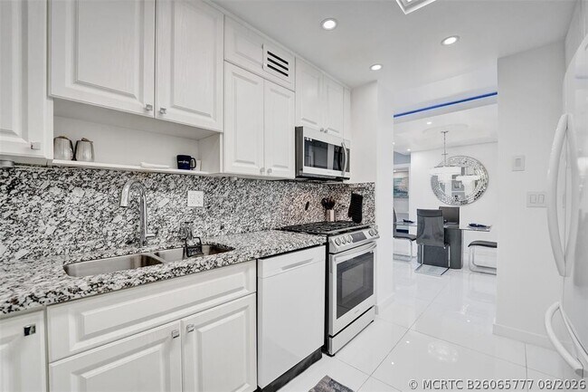 Building Photo - 2030 S Ocean Dr