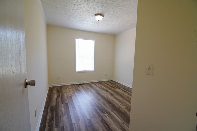 Building Photo - Private home on large lot!