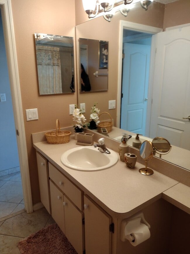 Building Photo - 3 Bedroom 2 Bath House 2 car garage with Large screened in porch! Tenant occupied till March 31st