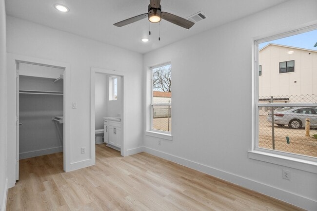 Building Photo - 2400 Benbrook Dr