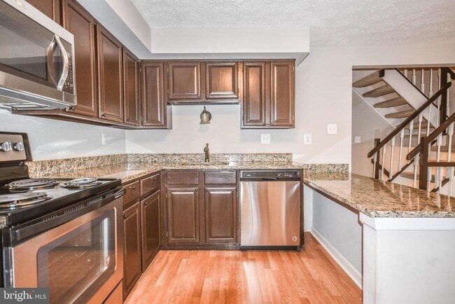 Building Photo - 27 Cross Country Ct