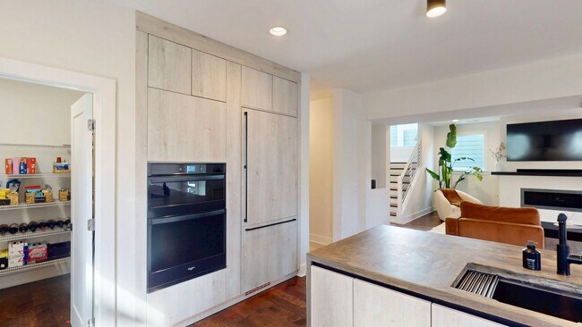 Building Photo - 1220 Lomax Ave