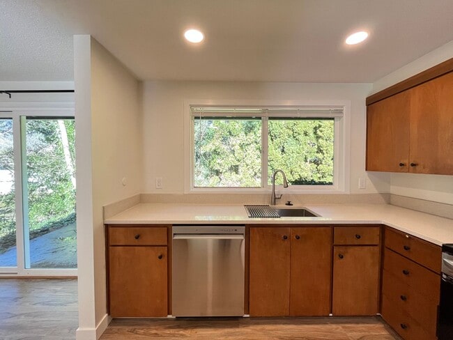 Building Photo - Beautiful 2 Bed, 1 Bath Duplex in SW Portland! Enjoy Private Yard, Spacious Floorplan in a Great ...