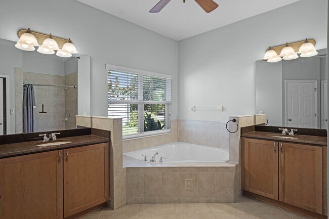 Building Photo - 4/2.5/2 Woodland Lakes Preserve Available Now