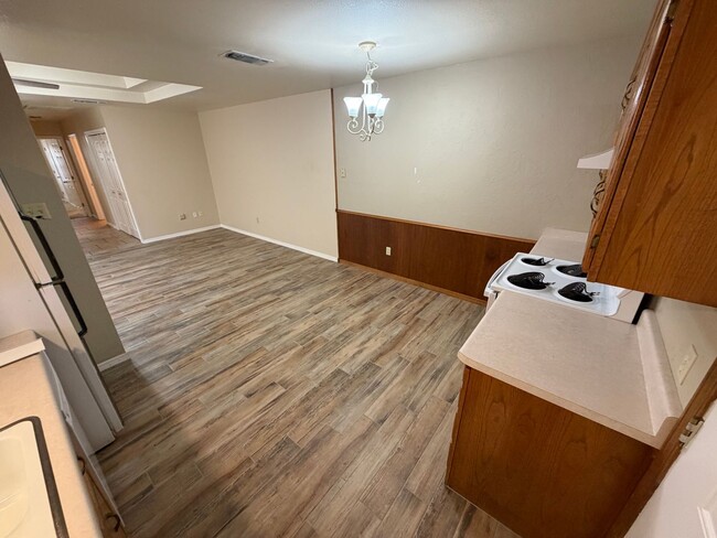 Building Photo - 732 Foster Ln