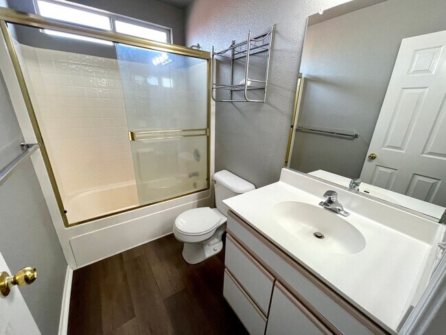 Building Photo - Nice 3 bedroom, 2.5 bathroom home in quiet neighborhood