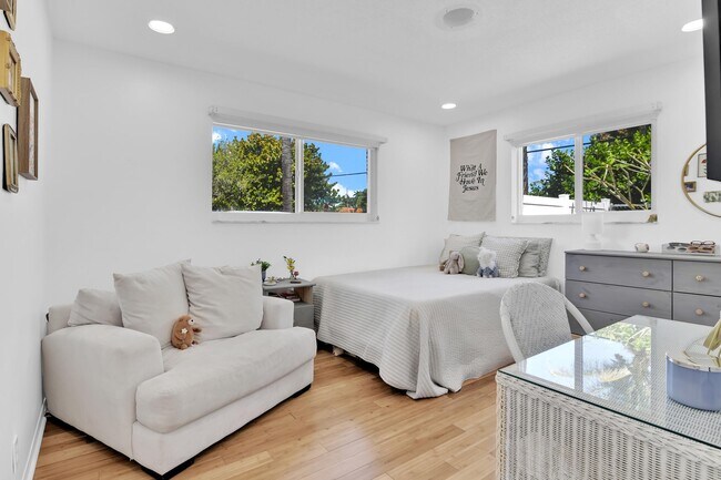 Building Photo - 798 E Boca Raton Rd