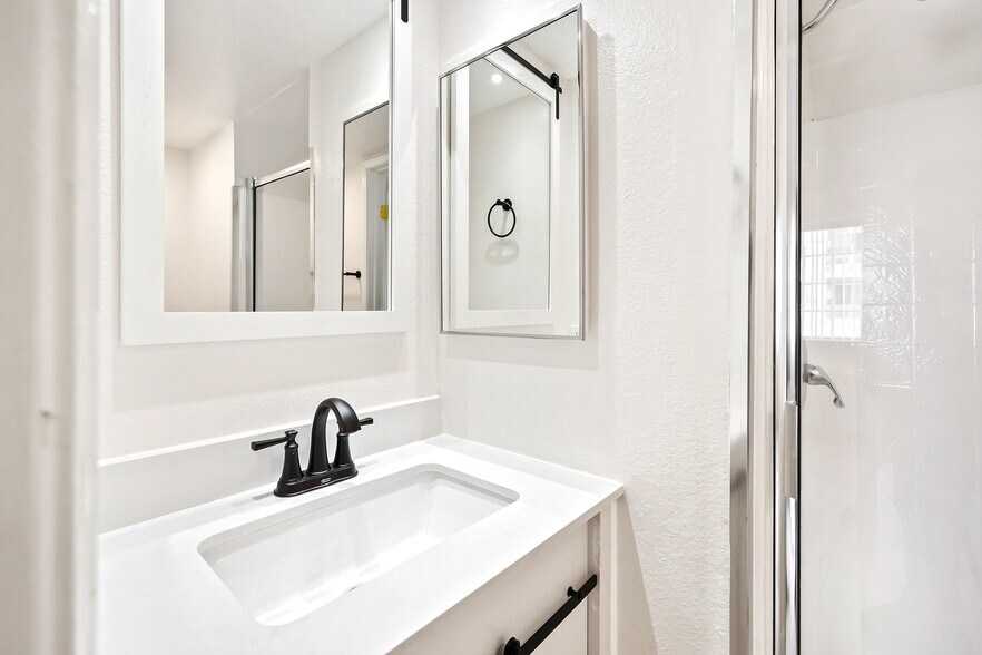 Building Photo - 10128 Hillhaven Ave