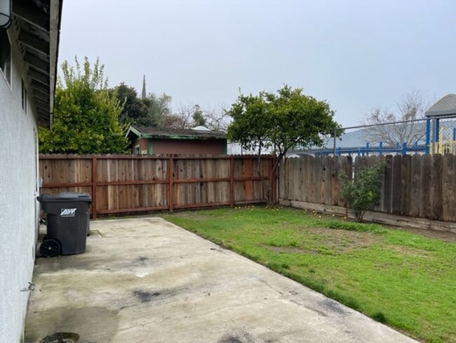 Building Photo - Close to schools and freeway