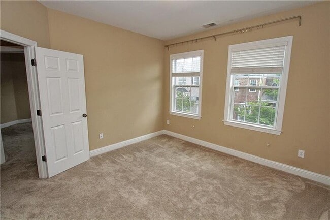 Building Photo - 3029 Woodwalk Dr SE