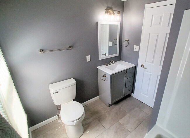 Full Bathroom - 135 Hamilton Ave