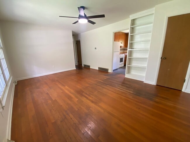 Building Photo - Charming 3-Bed Rental Home with Wood Floor...