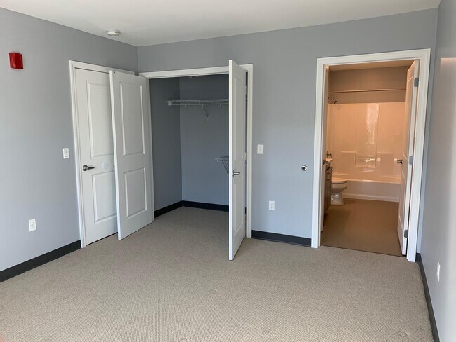 Building Photo - 10 E Ridge Dr