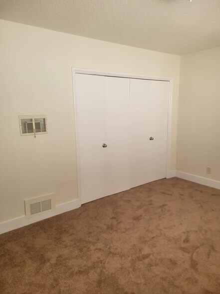 Building Photo - 806 Edgewood St