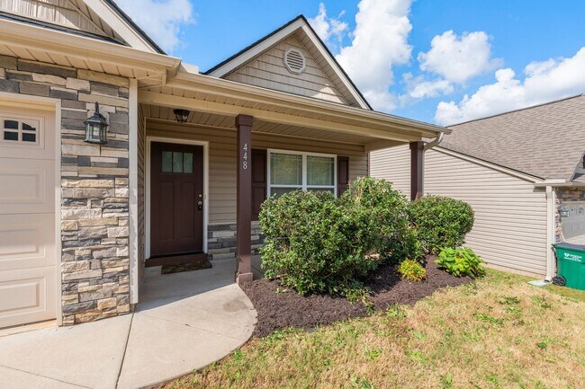 Building Photo - 3 BR, 2 BA 2-Car Garage Modern Ranch Livin...