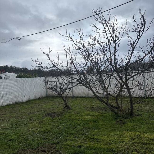 Building Photo - 435 NE Russell Ave