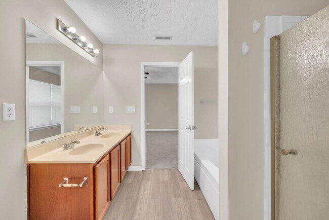 Building Photo - PRICE DROP!!! 3 BEDROOM 2.5 BATH SOUTH FULTON HOME!!
